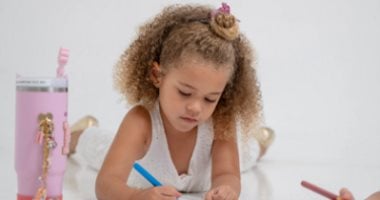 تسريحات شعر كيرلي للأطفال على البحر.. 5 أفكار عملية تناسب الساحل والعلمين