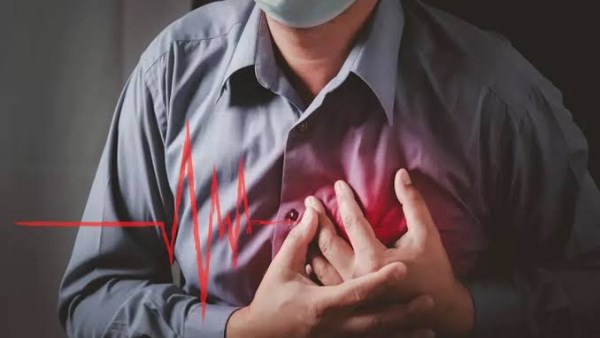 لماذا تزداد ضربات القلب بعد تناول الطعام؟.. متى تصبح علامة تستحق الفحص؟