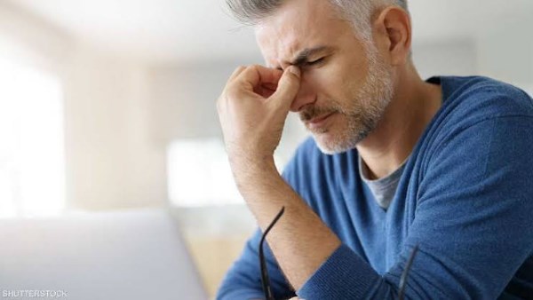 الصداع في نهاية اليوم.. هل الهاتف أم الجفاف أم قلة الأكل؟