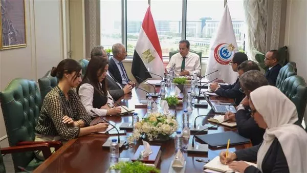 وزير «الصحة» يبحث آليات تفعيل تقنية الروبوت الجراحي في مصر