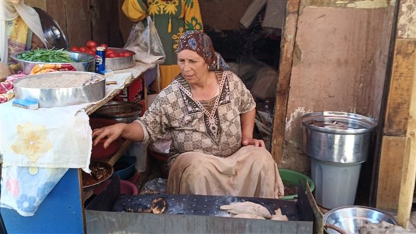 زوجها طلقها وترك لها 3 أطفال.. أم سمر تختار طريق الشقى بحثًا عن «لقمة حلال» بالفيوم
